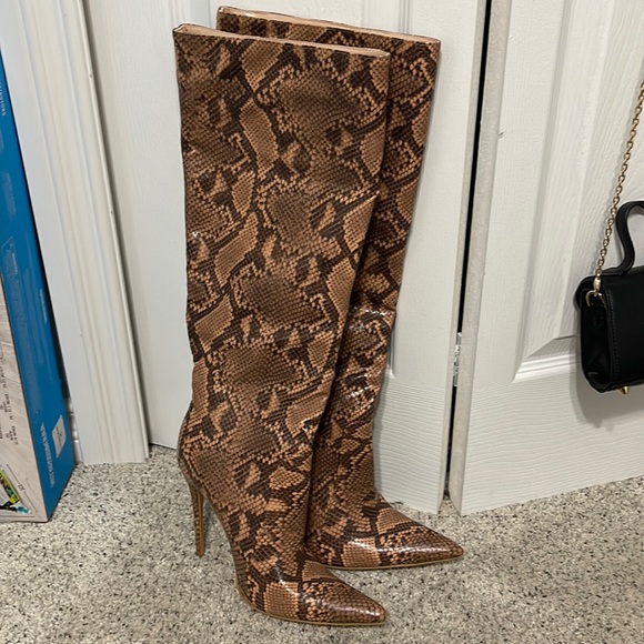 Knee high snakeskin boots! - Picture 1 of 2